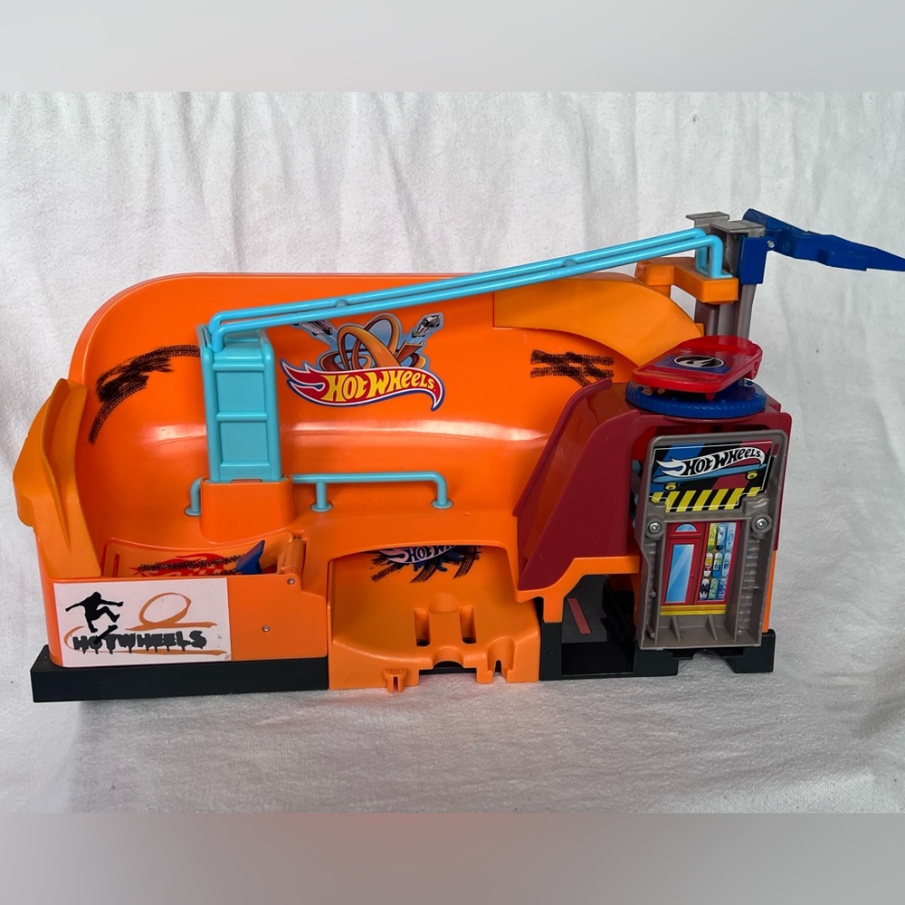 Hot Wheels City Super Stunt Skate Park Playset